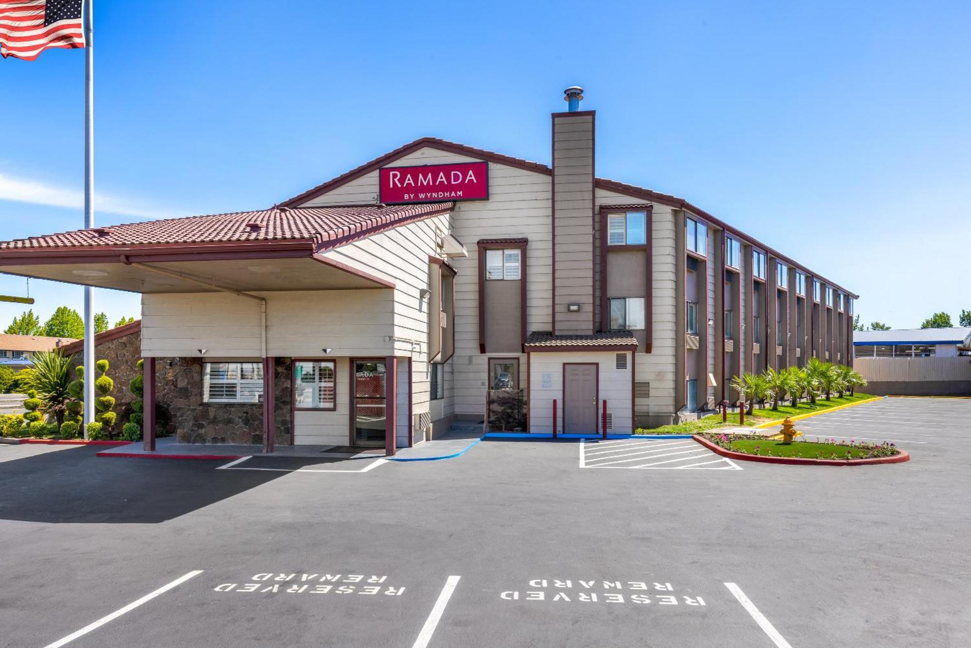 Ramada By Wyndham Medford Airport North Motel Exterior foto