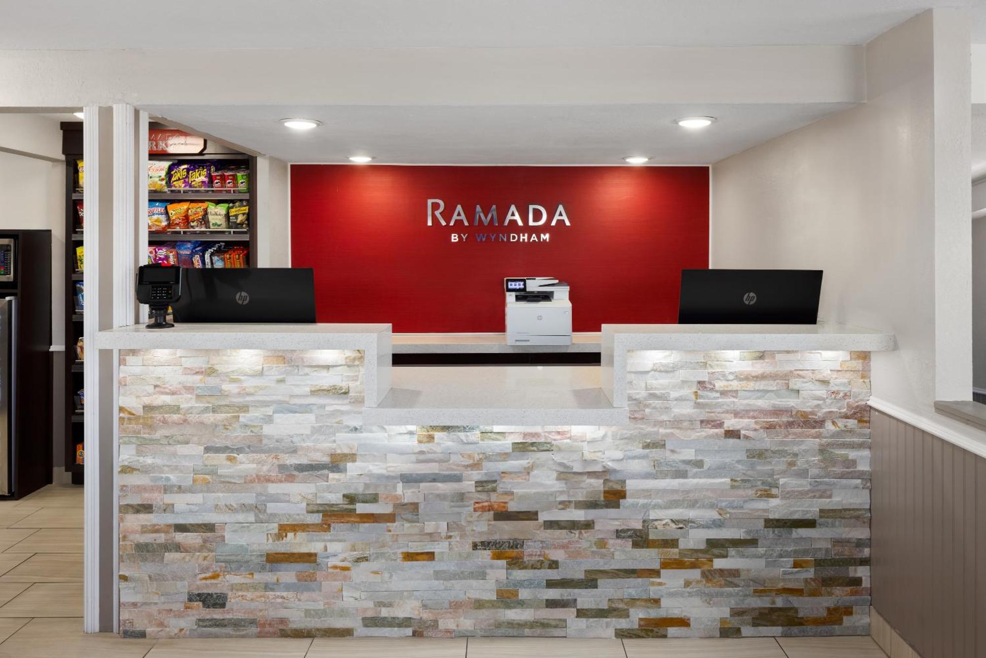 Ramada By Wyndham Medford Airport North Motel Exterior foto